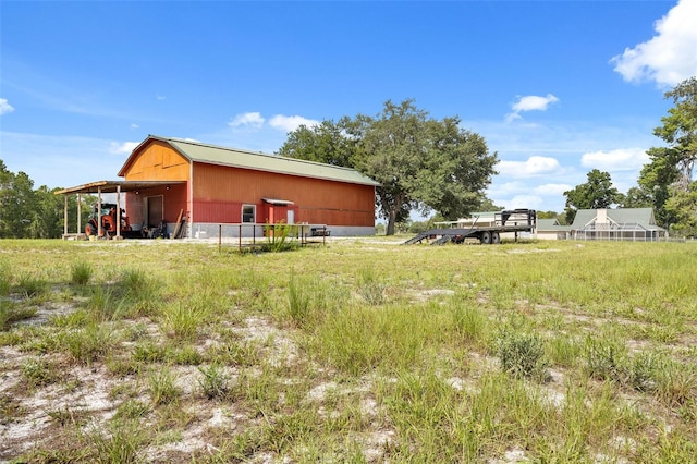 view of yard with an outbuilding