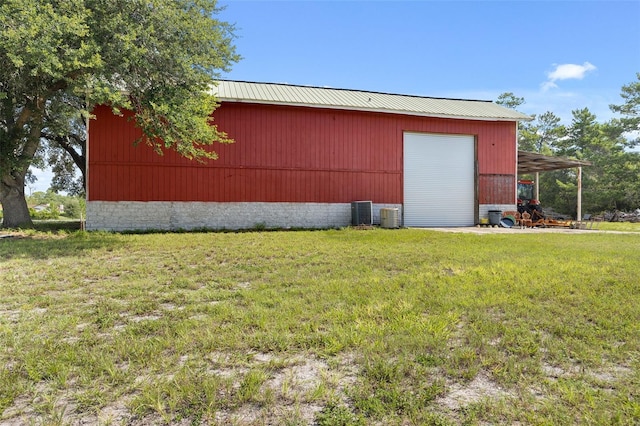 view of outdoor structure with a garage and a yard