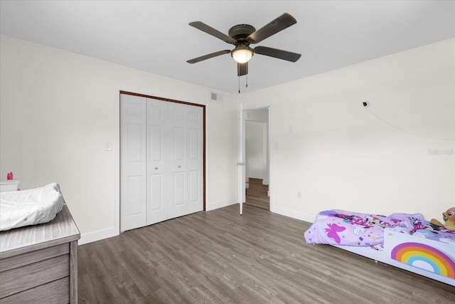 unfurnished bedroom featuring dark hardwood / wood-style floors, a closet, and ceiling fan