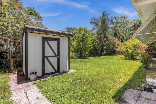 view of yard with a storage unit