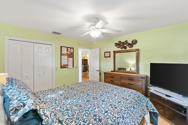 bedroom featuring a textured ceiling, ceiling fan, and a closet