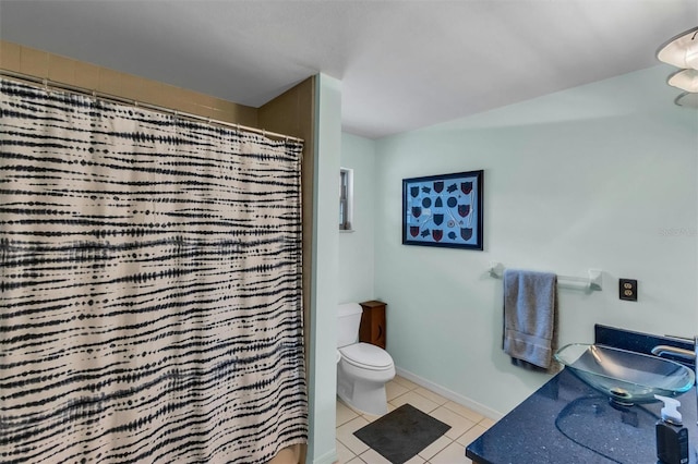 full bathroom featuring toilet, a shower with shower curtain, vanity, baseboards, and tile patterned floors