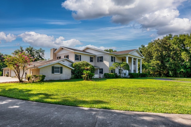 view of front facade featuring a garage and a front lawn