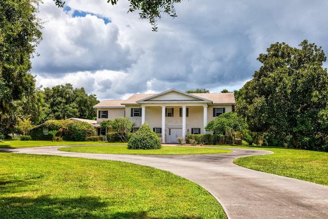 view of front of home featuring a front yard