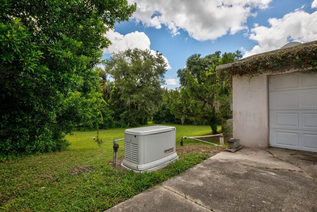 view of yard featuring a garage and an outdoor structure