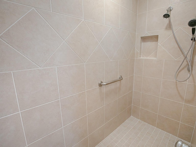 bathroom featuring a tile shower