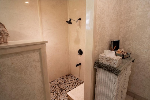 bathroom featuring a tile shower