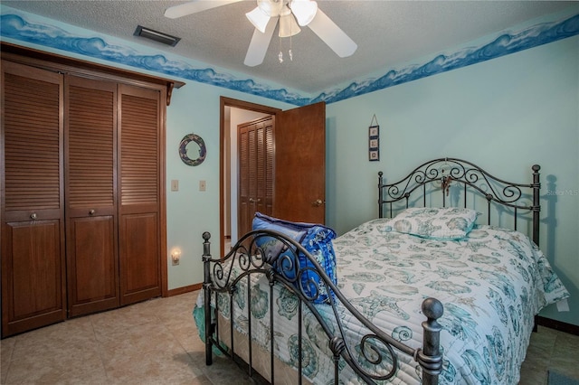 bedroom with a textured ceiling, visible vents, baseboards, a ceiling fan, and a closet