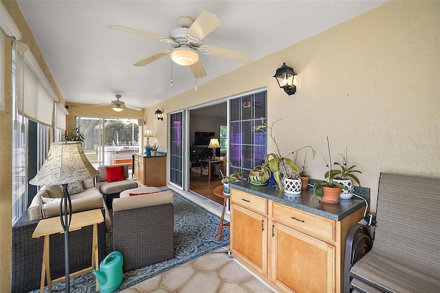 sunroom with ceiling fan