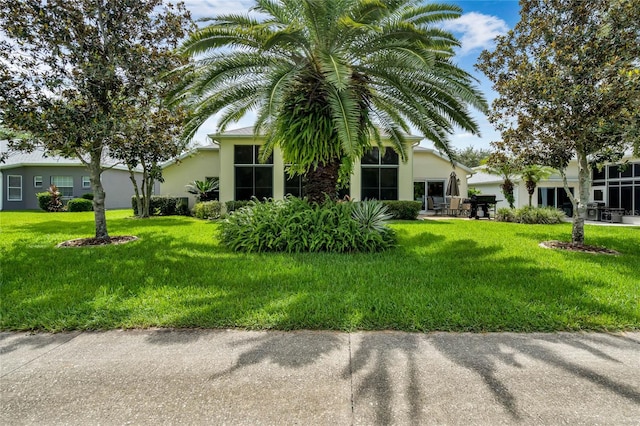 view of front of house featuring a front yard