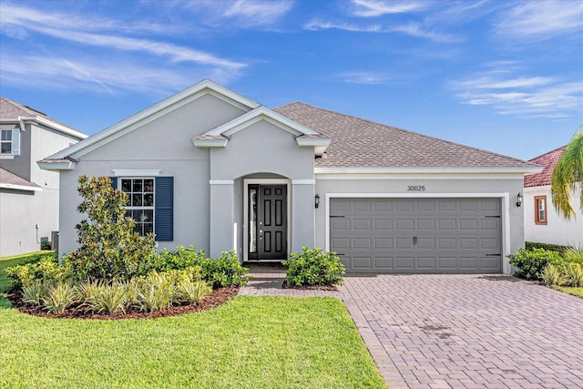 view of front facade featuring a garage and a front lawn