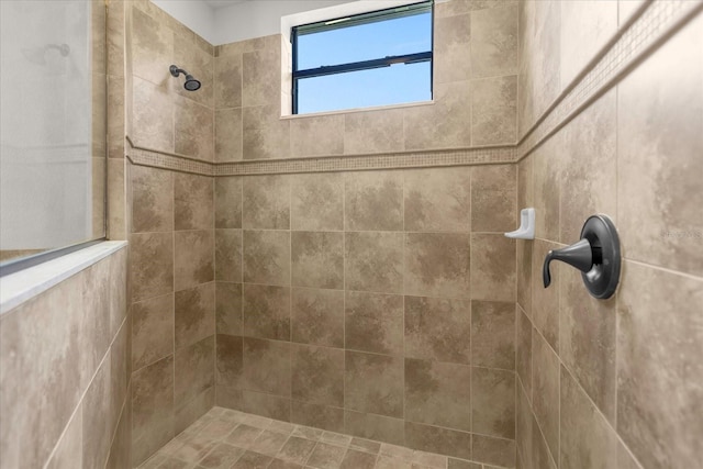 bathroom featuring a tile shower