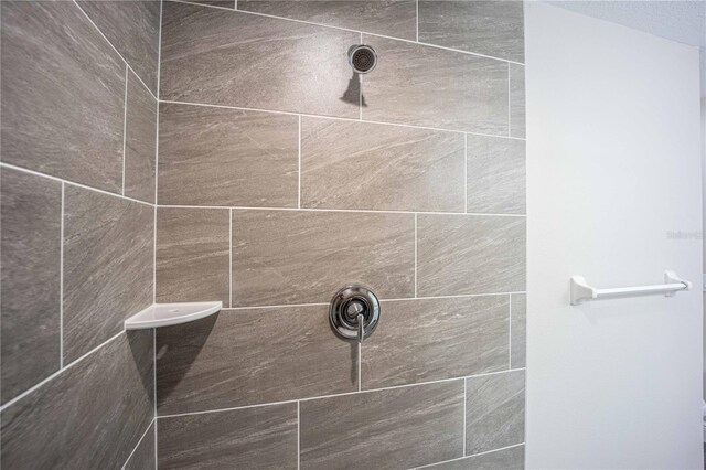 bathroom featuring a tile shower