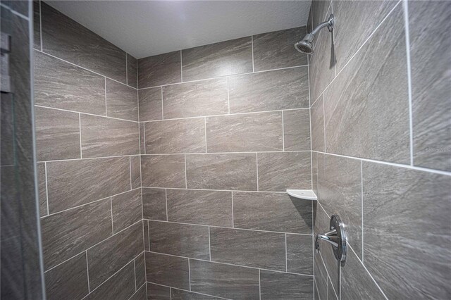 bathroom featuring a tile shower