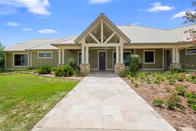 view of front of home featuring a porch and a front yard