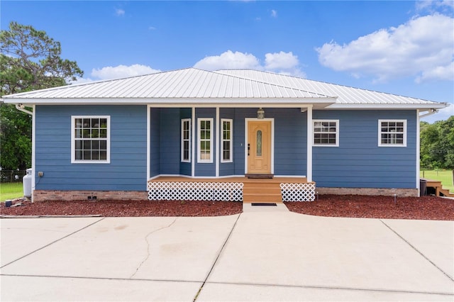 view of front of property featuring covered porch