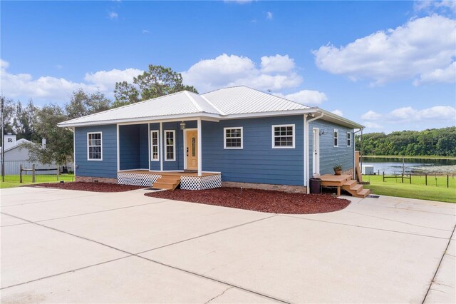 view of front of house with covered porch and a front yard