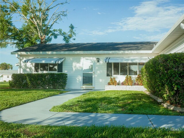 view of front of house with a front lawn