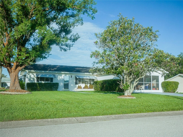 single story home with a front lawn