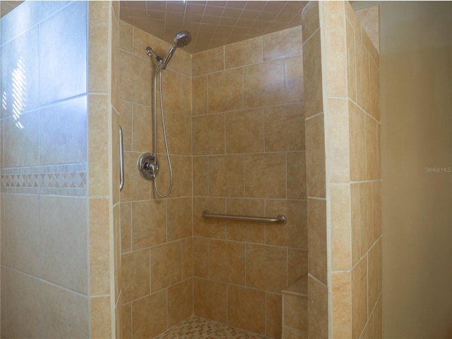 bathroom featuring a tile shower