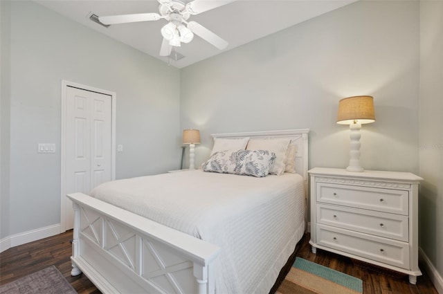 bedroom featuring ceiling fan, dark hardwood / wood-style floors, and a closet