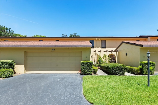 view of front facade with a garage and a front yard