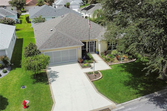 view of front facade featuring a front lawn