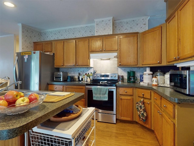 kitchen featuring tasteful backsplash, crown molding, sink, appliances with stainless steel finishes, and light hardwood / wood-style flooring