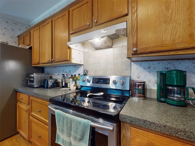 kitchen with backsplash and stainless steel range with electric cooktop