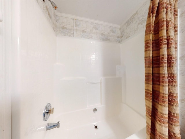 bathroom featuring shower / bath combo