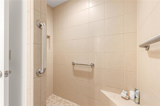 bathroom featuring tiled shower