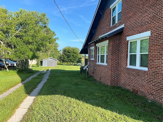 view of yard featuring a storage shed