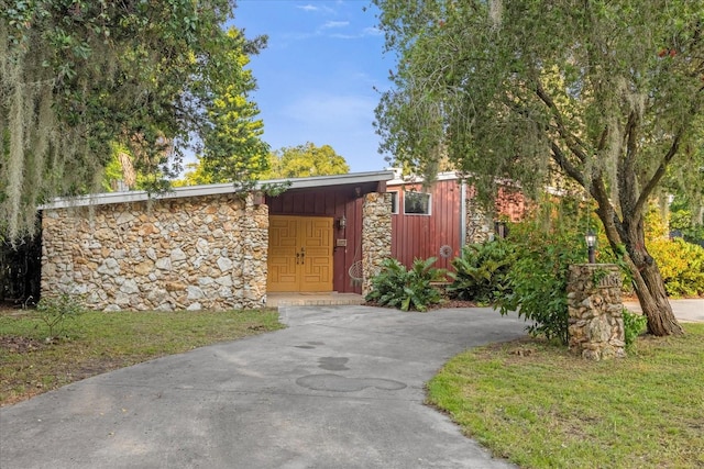 view of front facade with a carport