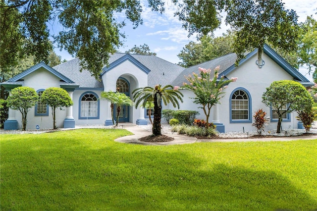 view of front facade featuring a front yard