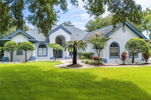 view of front of property featuring a front yard