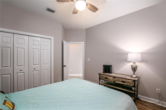 bedroom featuring a textured ceiling, ceiling fan, hardwood / wood-style floors, and a closet