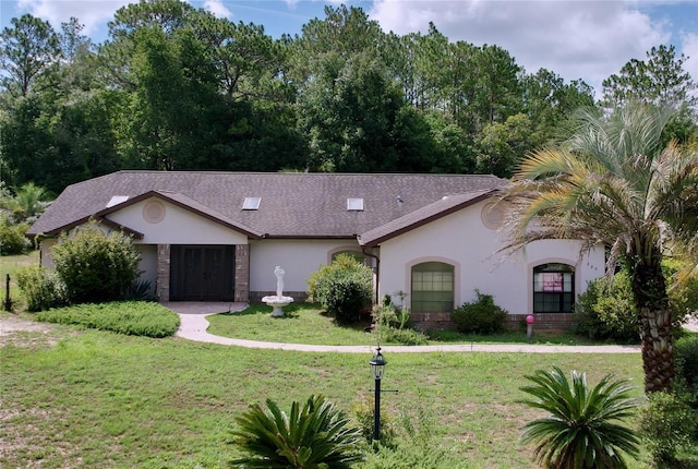 view of front of property featuring a front lawn