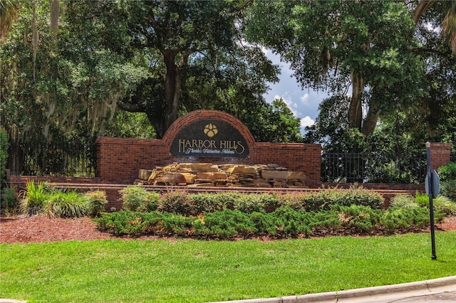 community sign featuring a yard