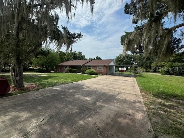 ranch-style house featuring a front yard