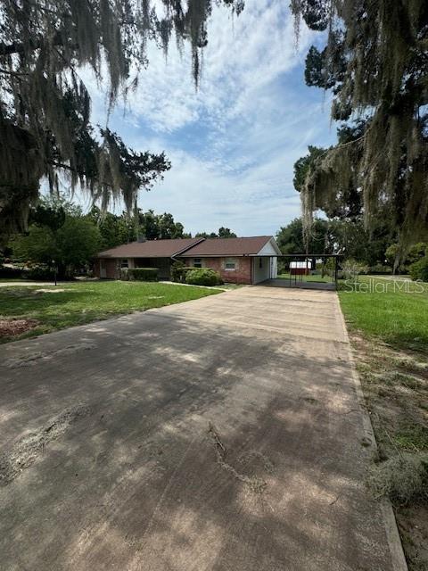 view of front of property featuring a front yard