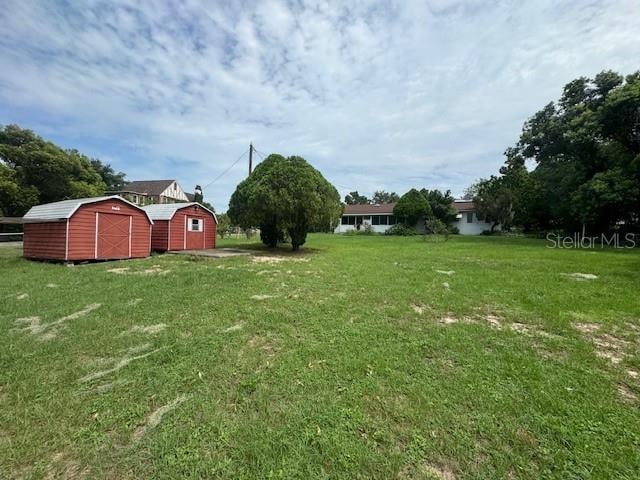 view of yard featuring a storage unit