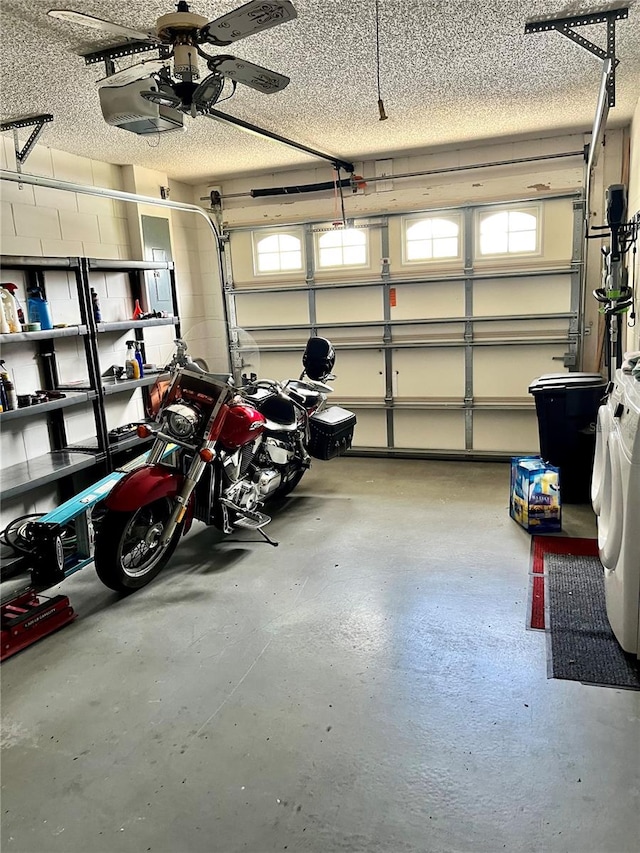 garage with independent washer and dryer, ceiling fan, and a garage door opener