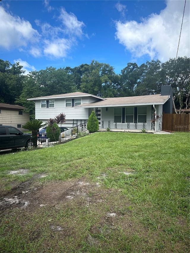 view of front of home featuring a front lawn