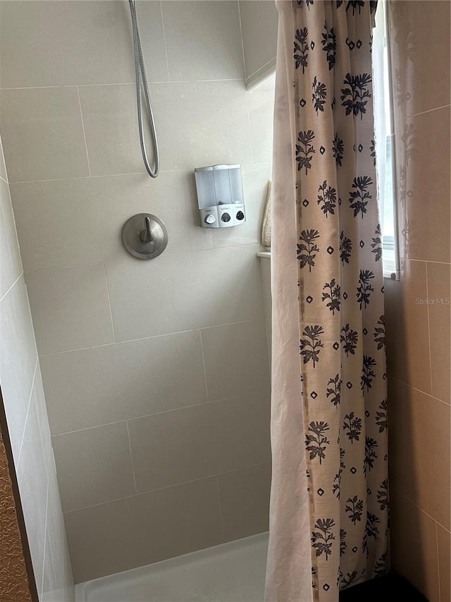 bathroom featuring a shower with curtain