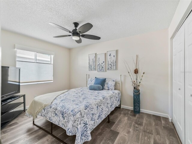 bedroom featuring ceiling fan, wood-type flooring, a textured ceiling, and a closet