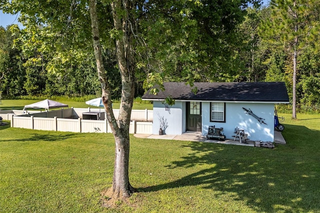 view of front of home featuring an outbuilding and a front lawn