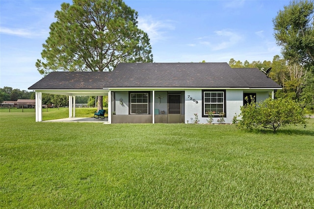 view of front of home featuring a carport and a front yard