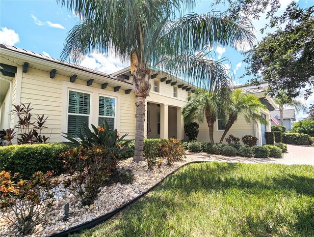 view of front of house with a front lawn