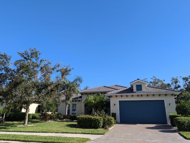 view of front facade featuring a front yard and a garage