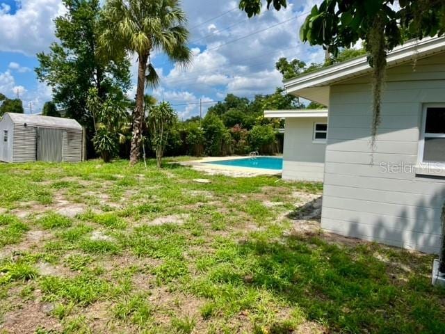 view of yard with a shed